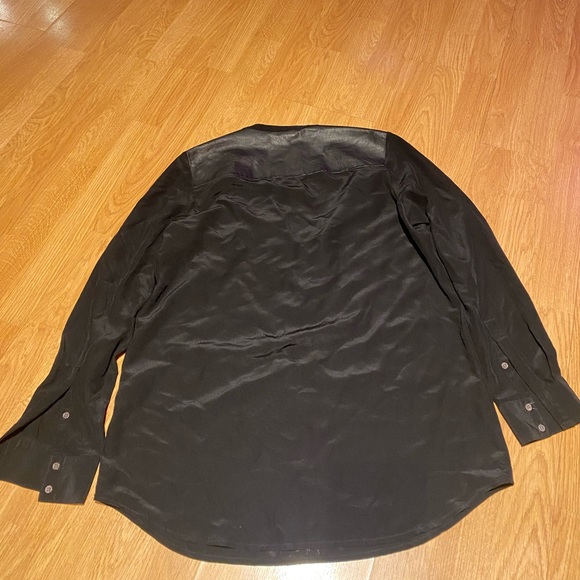 Club Monaco silk and lamb skin leather top with hidden front snaps. Size small - Picture 3 of 5